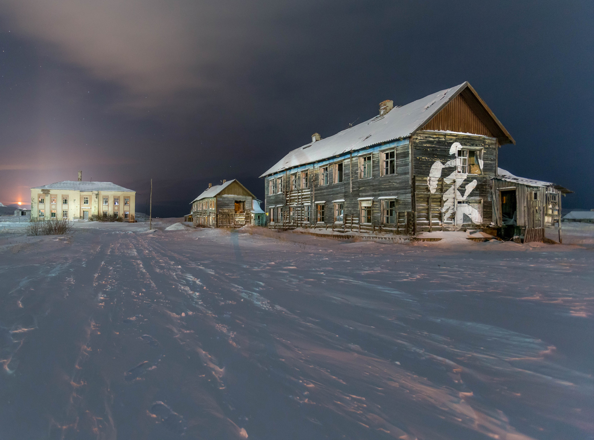 Барак место. Териберка дом с иероглифом. Мурманск бараки. Териберка домики. Уютный дом Териберка.