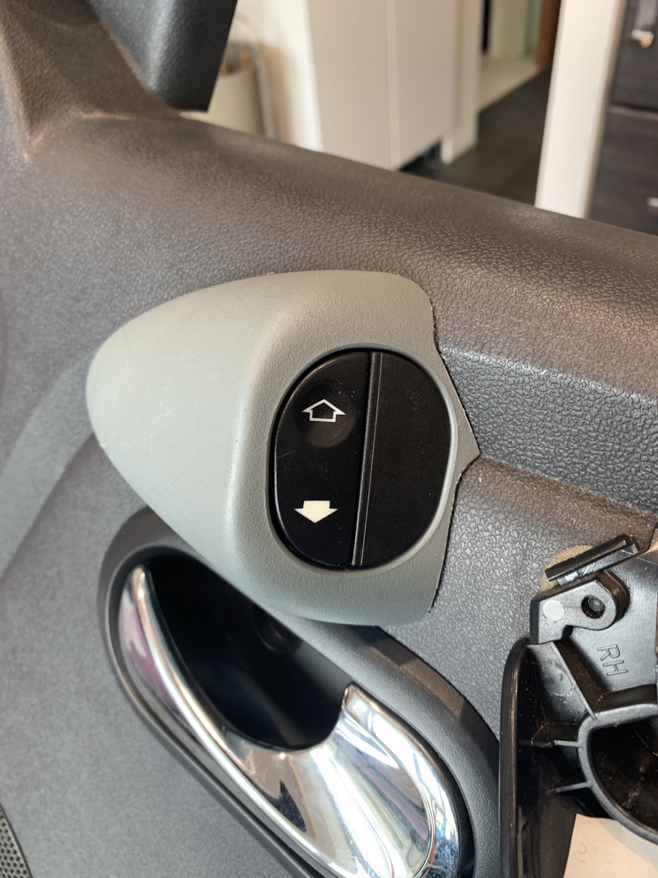 Перенос кнопок стеклоподъемников — Lada Ларгус, 1,6 л, 2018 года ...