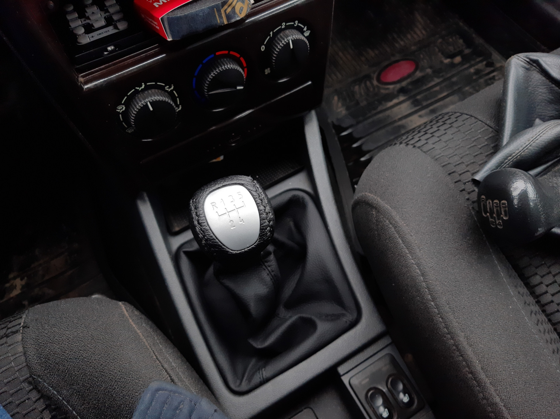 Заглушка ручки кпп калина 1. Ручка кпп приора кулиса круглый вал. Вставка рычага кпп приора 2. Как снять ручку кпп на приоре. Как снять ручку кпп на приоре.