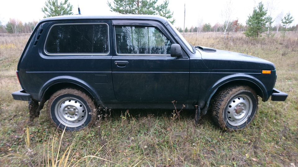 Вся резина и арки в глине, но кузов вполне чистый. — Lada 4x4 3D