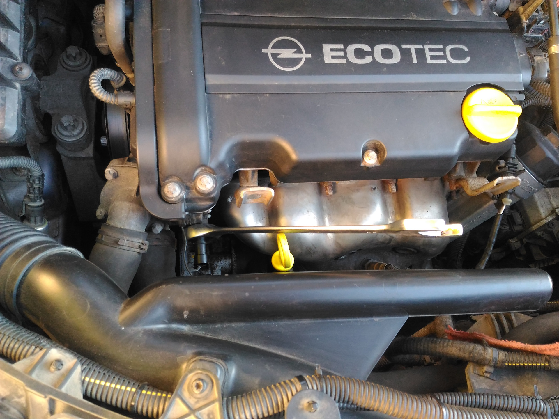 Масло двигателя опель зафира б. Датчик давления масла Opel Zafira 1.6. Датчик двигателя Opel Astra h 1.6. Датчик давления масла на Opel Astra h 1.4.