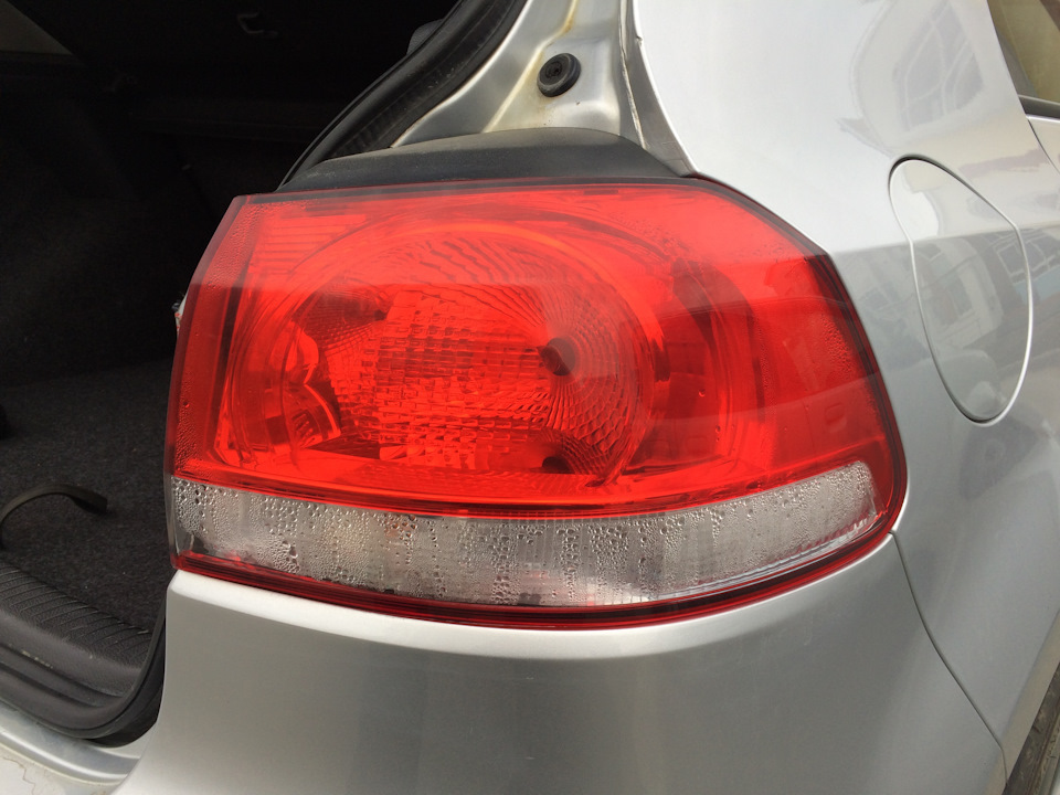 Замена жидкости в заднем фонаре — Volkswagen Golf Mk6, 1,4 л, 2012 года ...