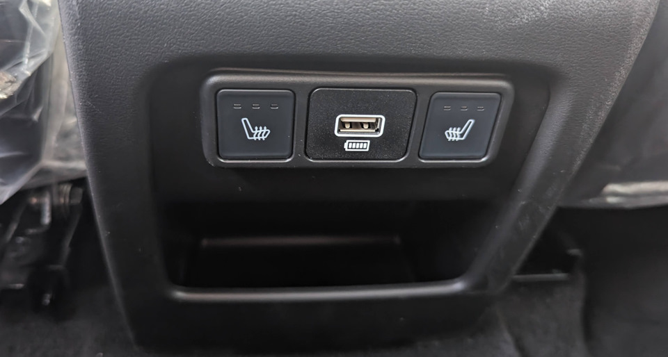 Один порт USB Type-A и кнопки подогрева заднего дивана в Haval H3 — Haval Dargo