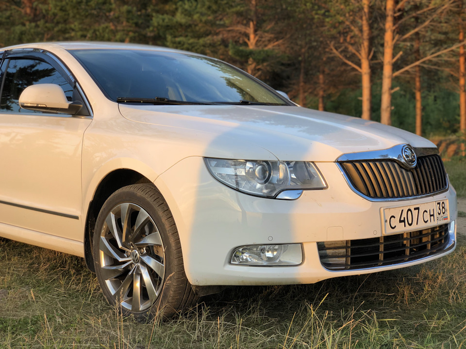 Шкода в крыму. Skoda Superb mk1. Шкода Суперб белая. Белый Шкода Суперб с желтыми фарами. Фото ДТП Шкода бежевого цвета.