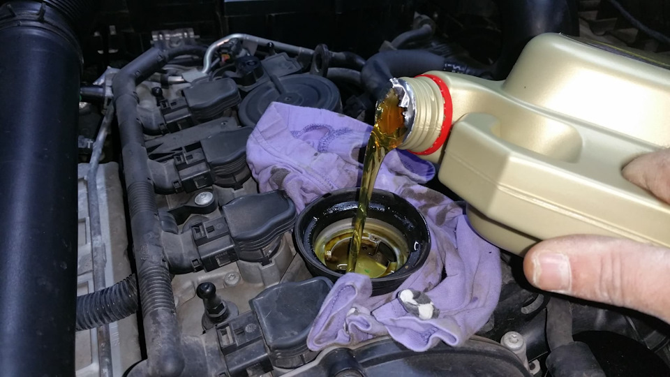 Change motor oil… — Volkswagen Tiguan (1G), 2 л, 2011 года визит на