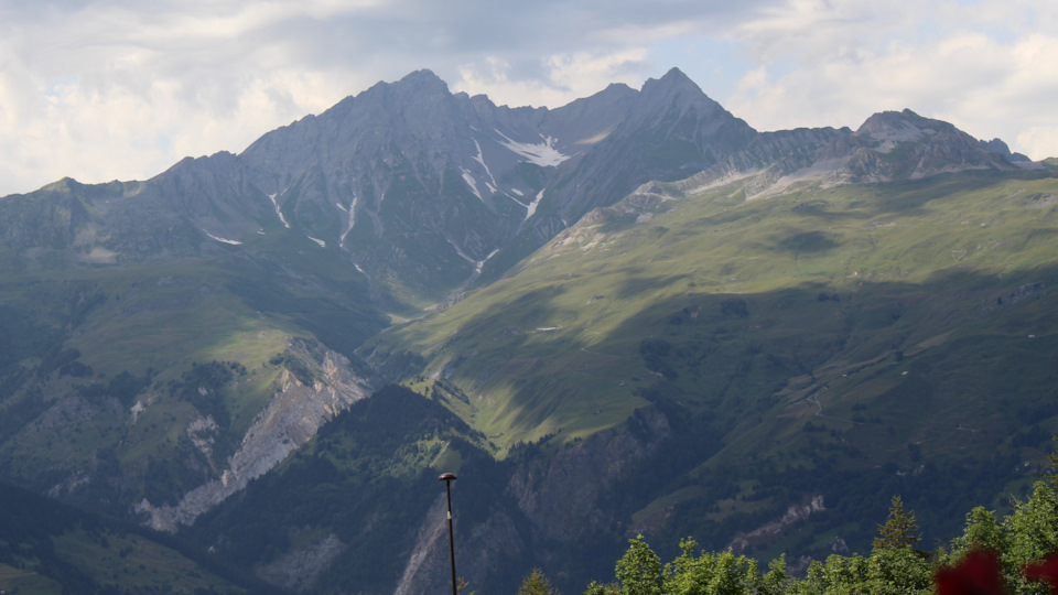 Немного снега в августе. — Audi A4 (B9)