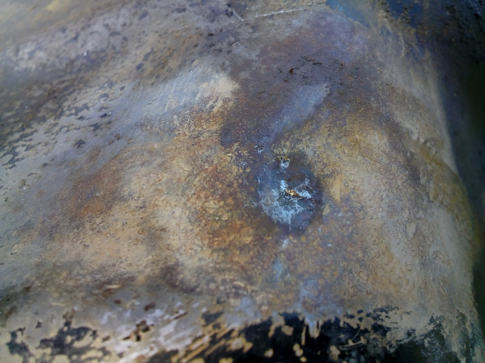 Место где лило фото поближе, вроде и дырка, но трещинки идут в обе стороны. — Toyota Harrier (1G)