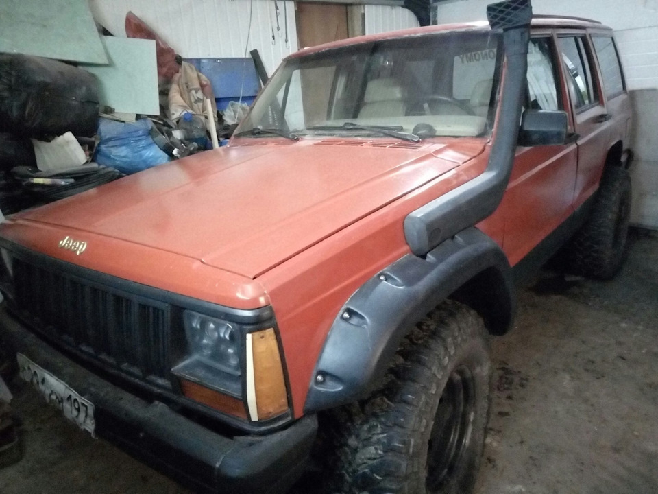 50. А вот и виновник "торжества" — Jeep Cherokee (XJ), 4 л, 1992 года