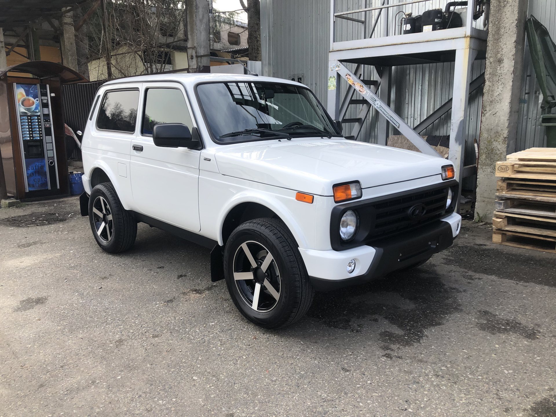 Niva urban 4x4. Нива урбан 2022. Нива цвет пантера. Нива урбан спб. Нива 4х4 белая.