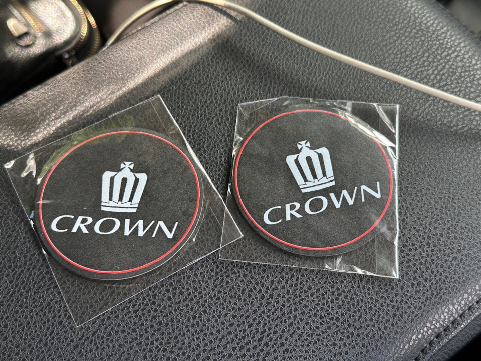 №22. Коврики в подстаканники. — Toyota Crown (S210), 2,5 л, 2018 года ...