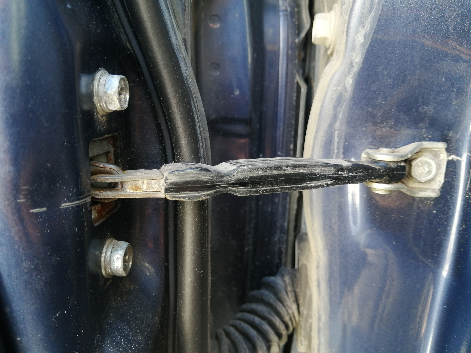 как поменять фиксатор двери