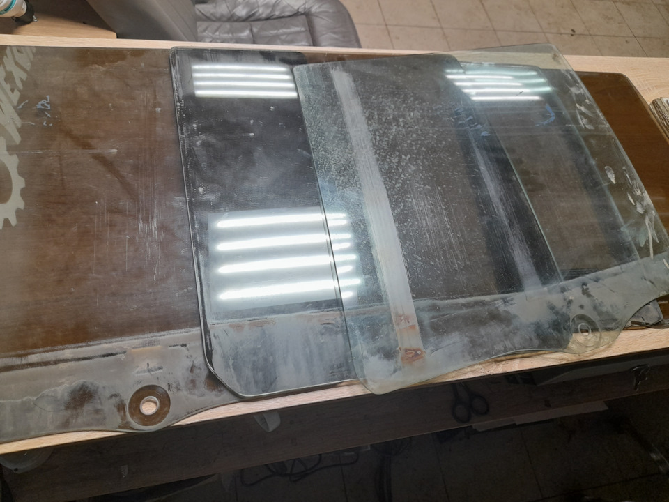 Стекло с заводской тонировкой на Jeep Cherokee (XJ). Б/у | 500 ₽ в ...