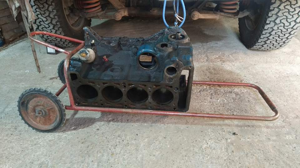 -что бы не добивать свой позвоночник, решил по ремзоне перемещать блок именно таким образом, тем более как я не старался за 1 раз отмыть блок никак не получалось — Lada 4x4 3D