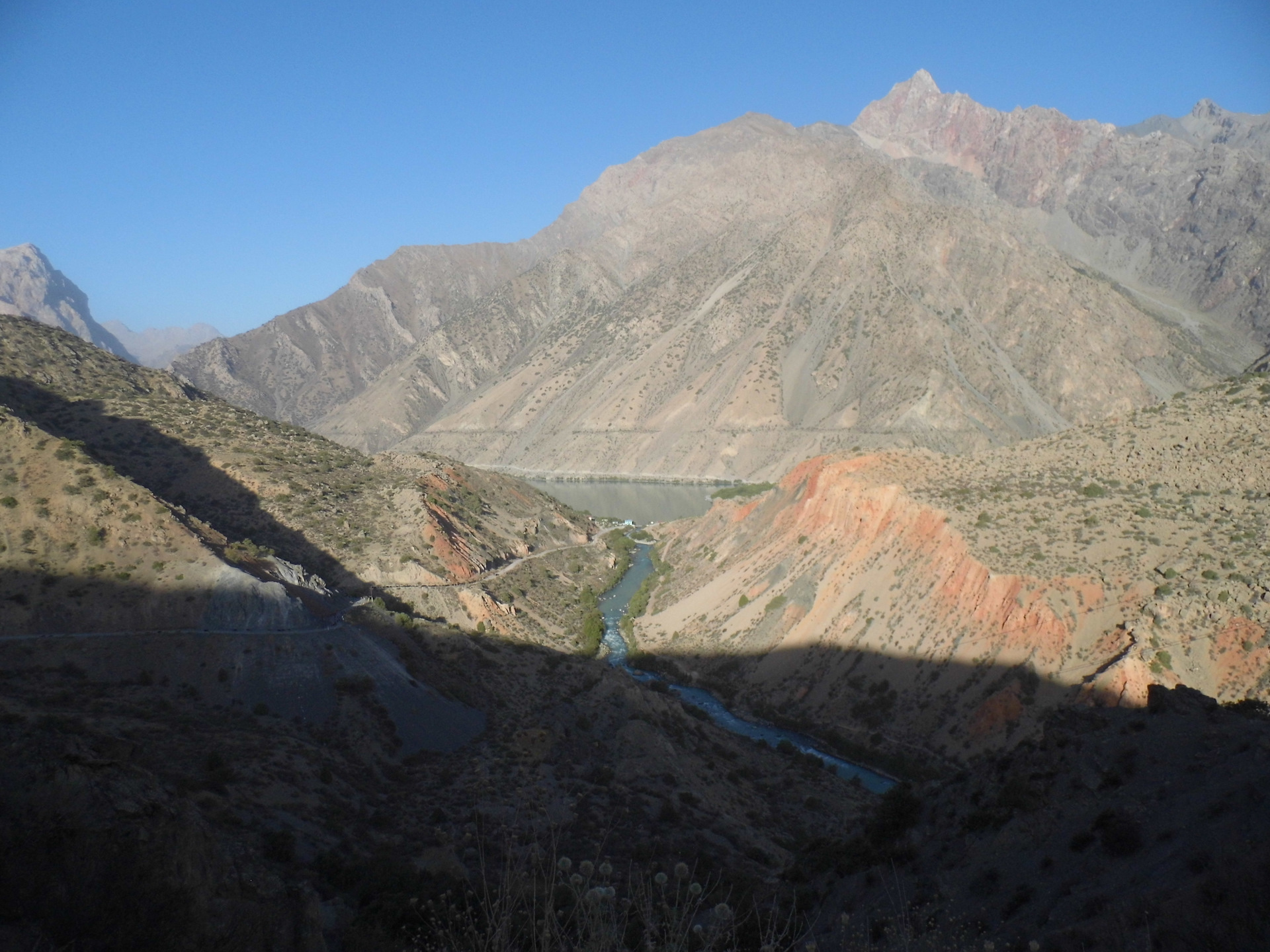 Памир 3. Дорога на оз Искандеркуль Таджикистан. Искандеркуль Drive. Озеро Искандеркуль Таджикистан на карте. Памир-1.