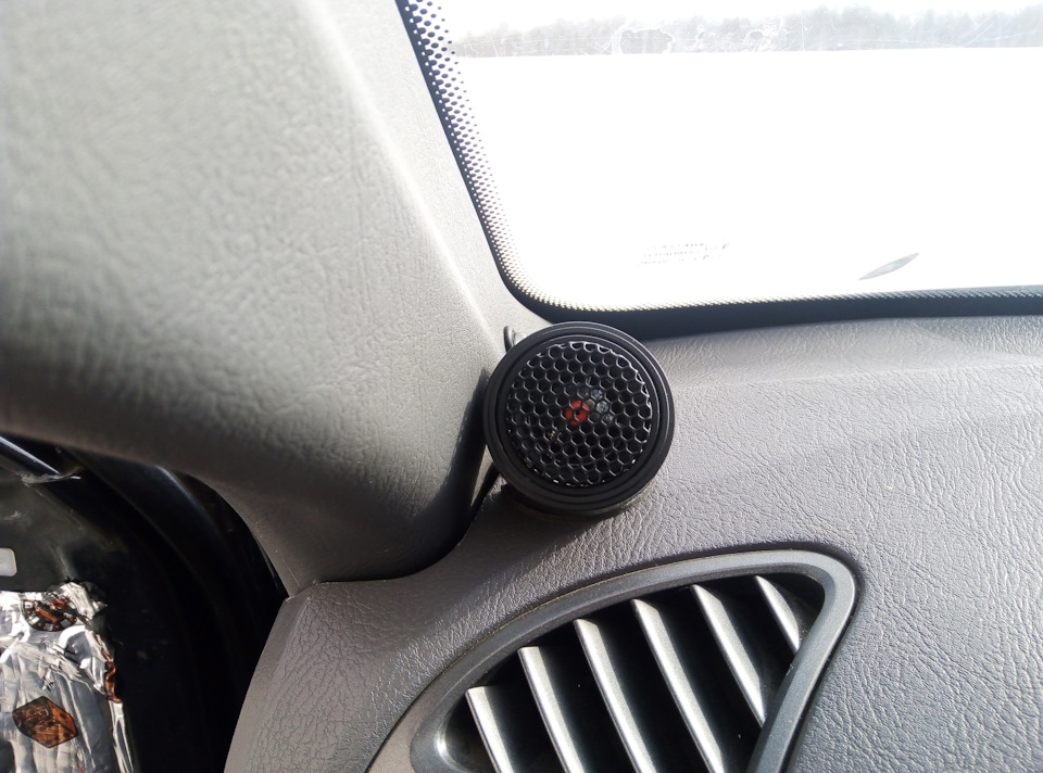 И направлены в сторону водителя и пассажира. — Hyundai Accent (2G)