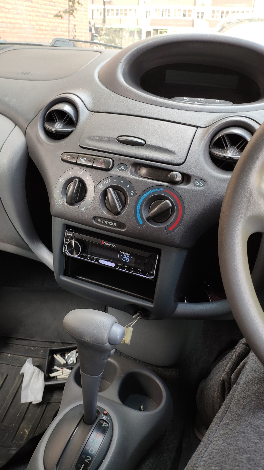 Тойота витц замена. Штатная магнитола Тойота Vitz. Штатный магнитофон Витц 2011 где блютуз. Тойоту Витз 2010 г замена магнитолы. Тойота Витц замена переднего плафона