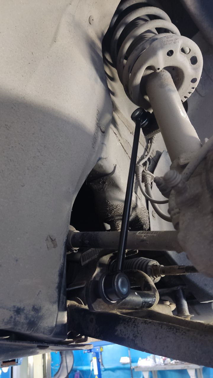 Как поменять втулки стабилизатора на VW Jetta 6 — Volkswagen Jetta VI ...