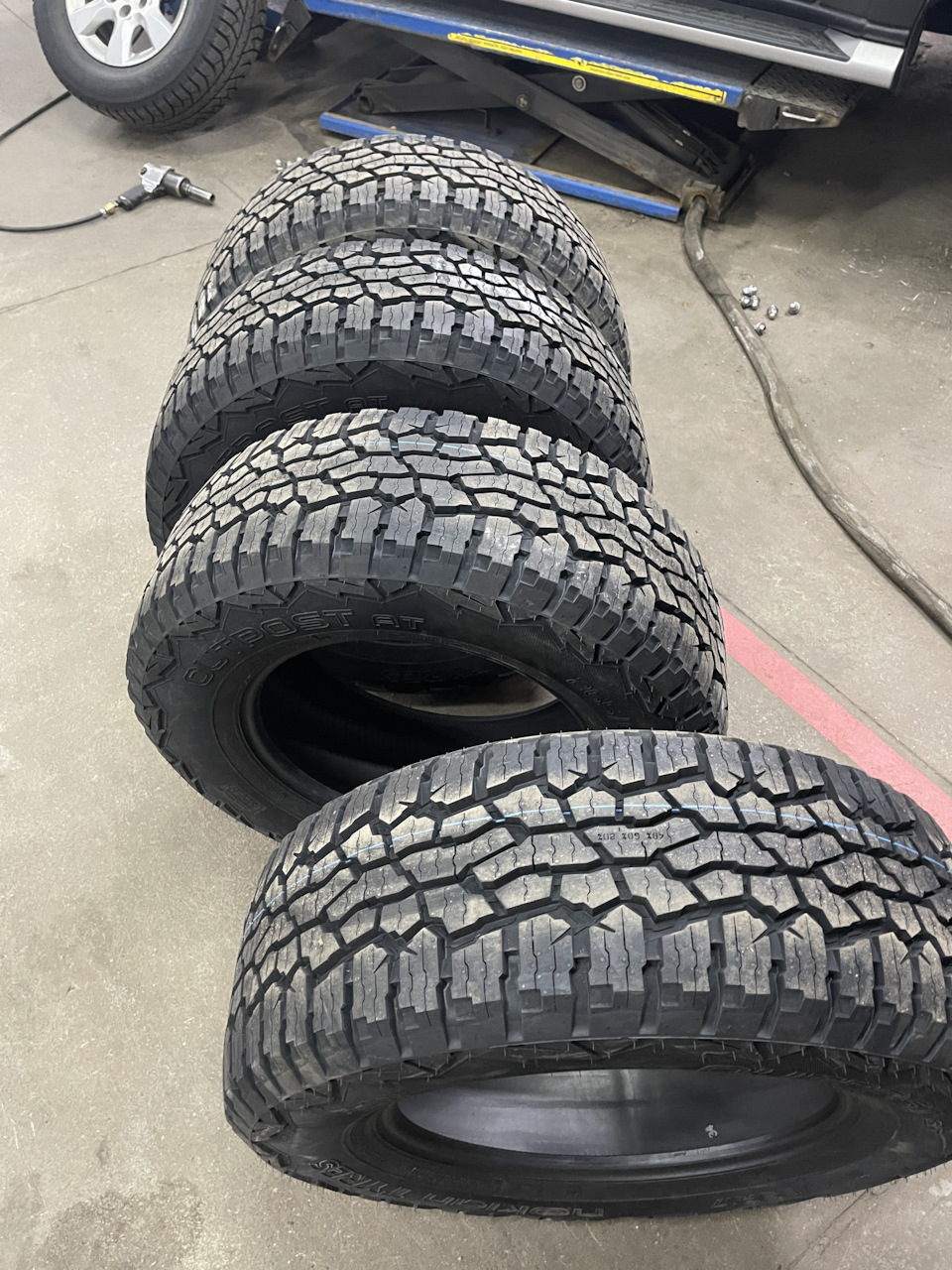 3. Летняя резина Nokian tyres outpost A/T 265 65 r17 — Mitsubishi Pajero  (4G), 3 л, 2013 года | шины | DRIVE2