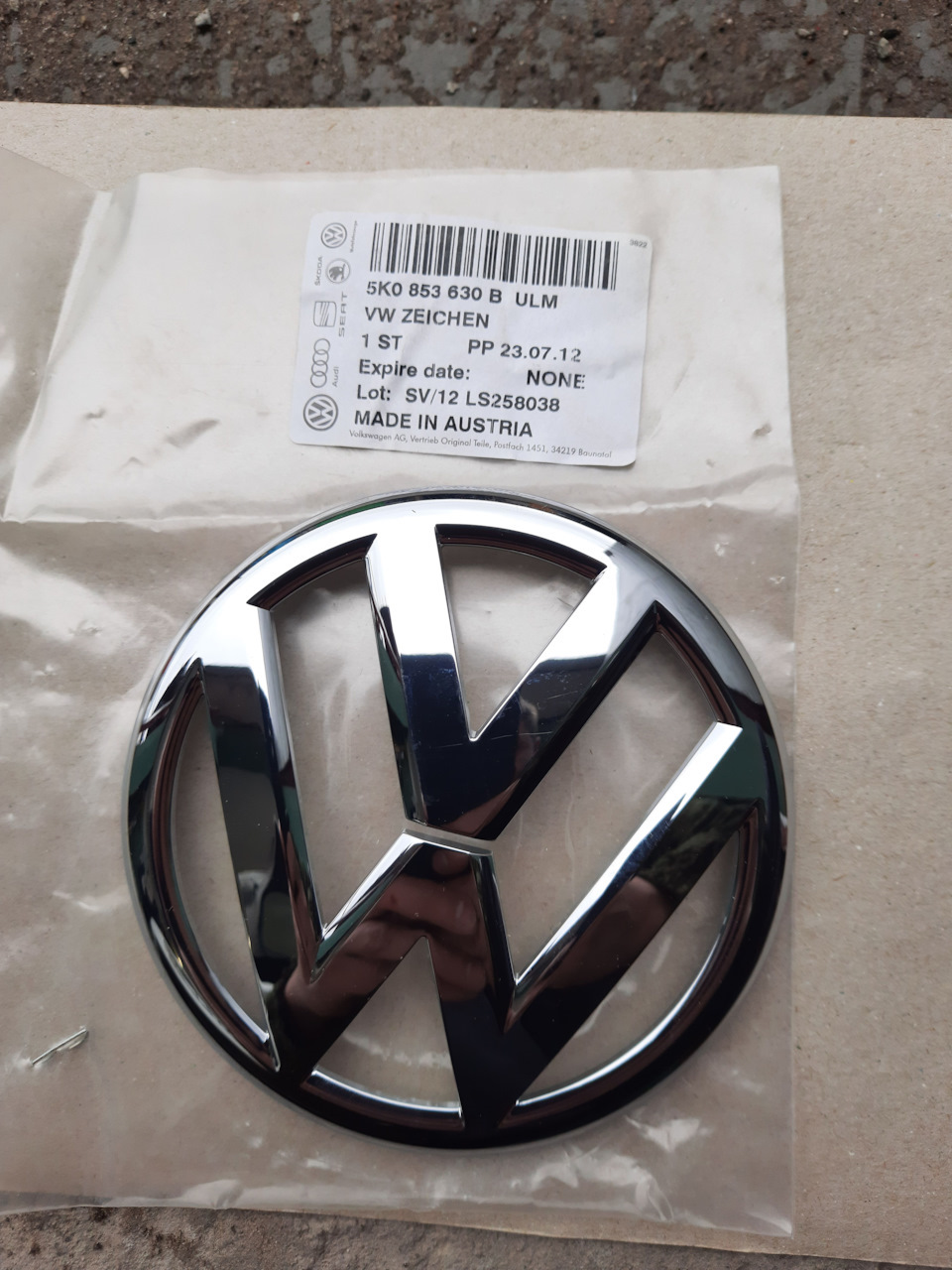 Genuine Volkswagen Audi - 5K0853630BULM - Rear VW Emblem (5K0 853