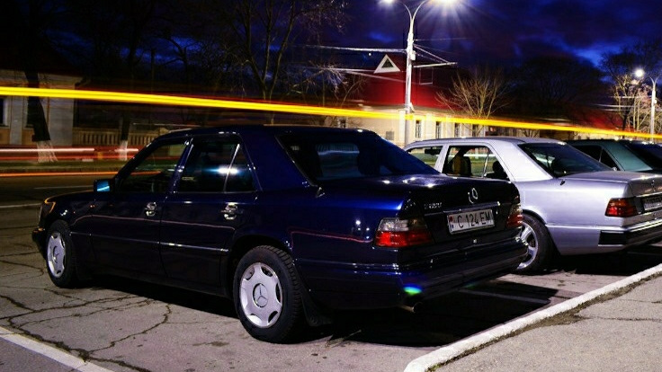 Mercedes-Benz E-Class синий азурит металик