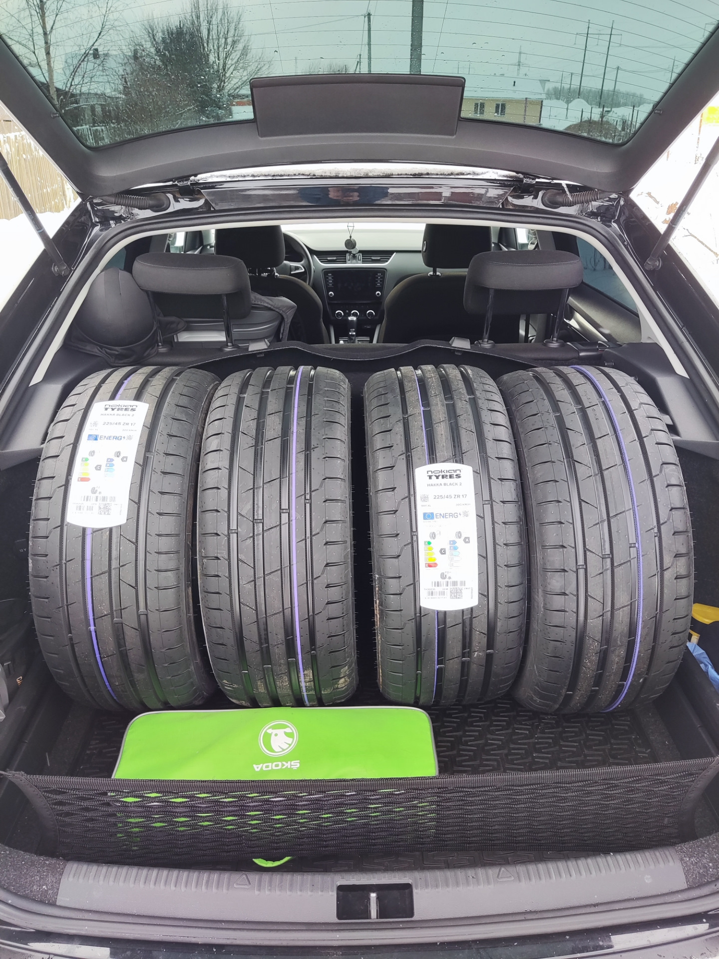 8 Nokian Hakka black 2 225/45 ZR17 94Y XL — Skoda Octavia A7 Mk3