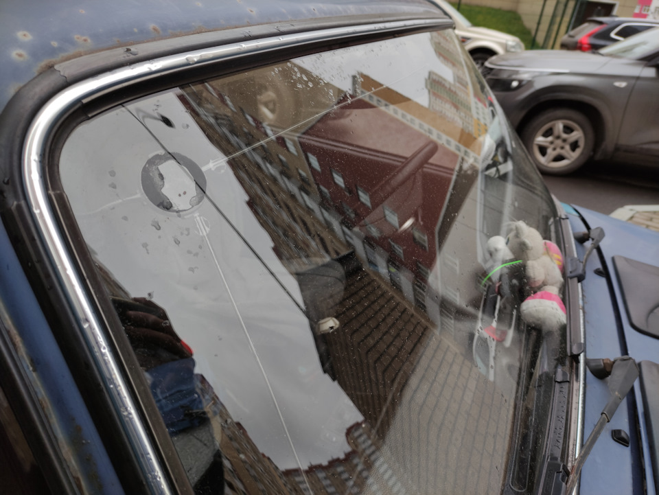 Вид с улицы. Как видно акриловый скотч не полностью приклеился. Но это беда лишь с эстетической точки зрения. По опыту использования этот скотч зарекомендовал себя как самый надёжный из тех, что попадались в последнее время. Бобина 5 метров ширина 40 мм — 350 руб. — Lada 210740