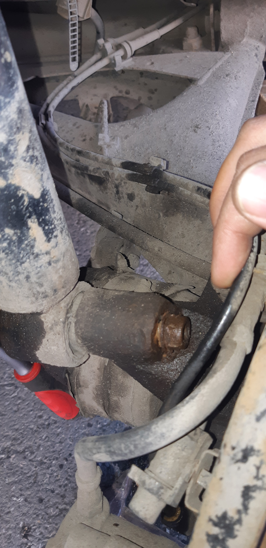 4 Так держался правый амортизатор. — BMW 5 series (E34)