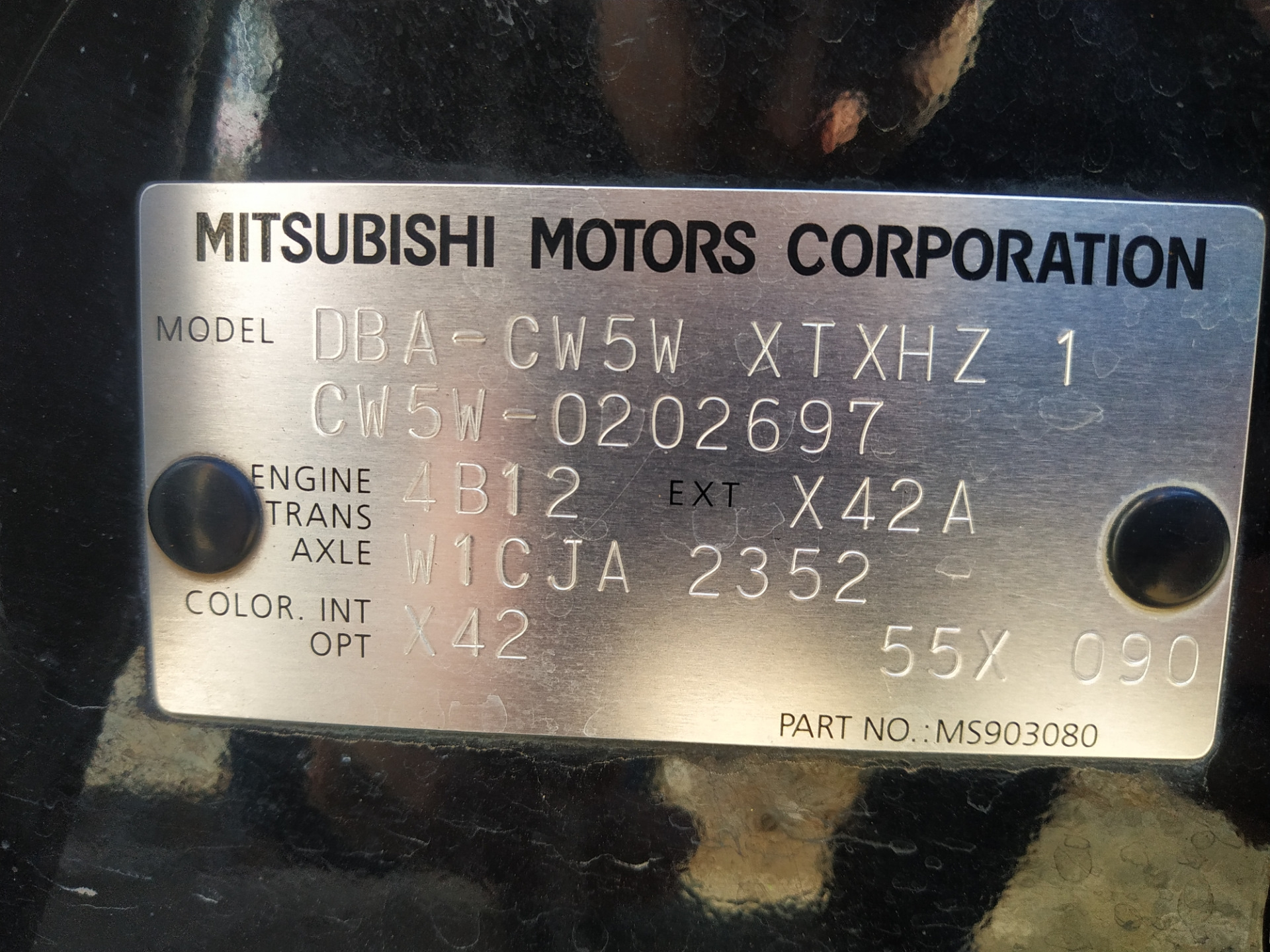 Вин мицубиси. Mitsubishi Outlander 2010 год номер кузова. Mitsubishi Outlander табличка с кодом краски. VIN номер Mitsubishi Outlander XL. VIN номер Mitsubishi Outlander 2.