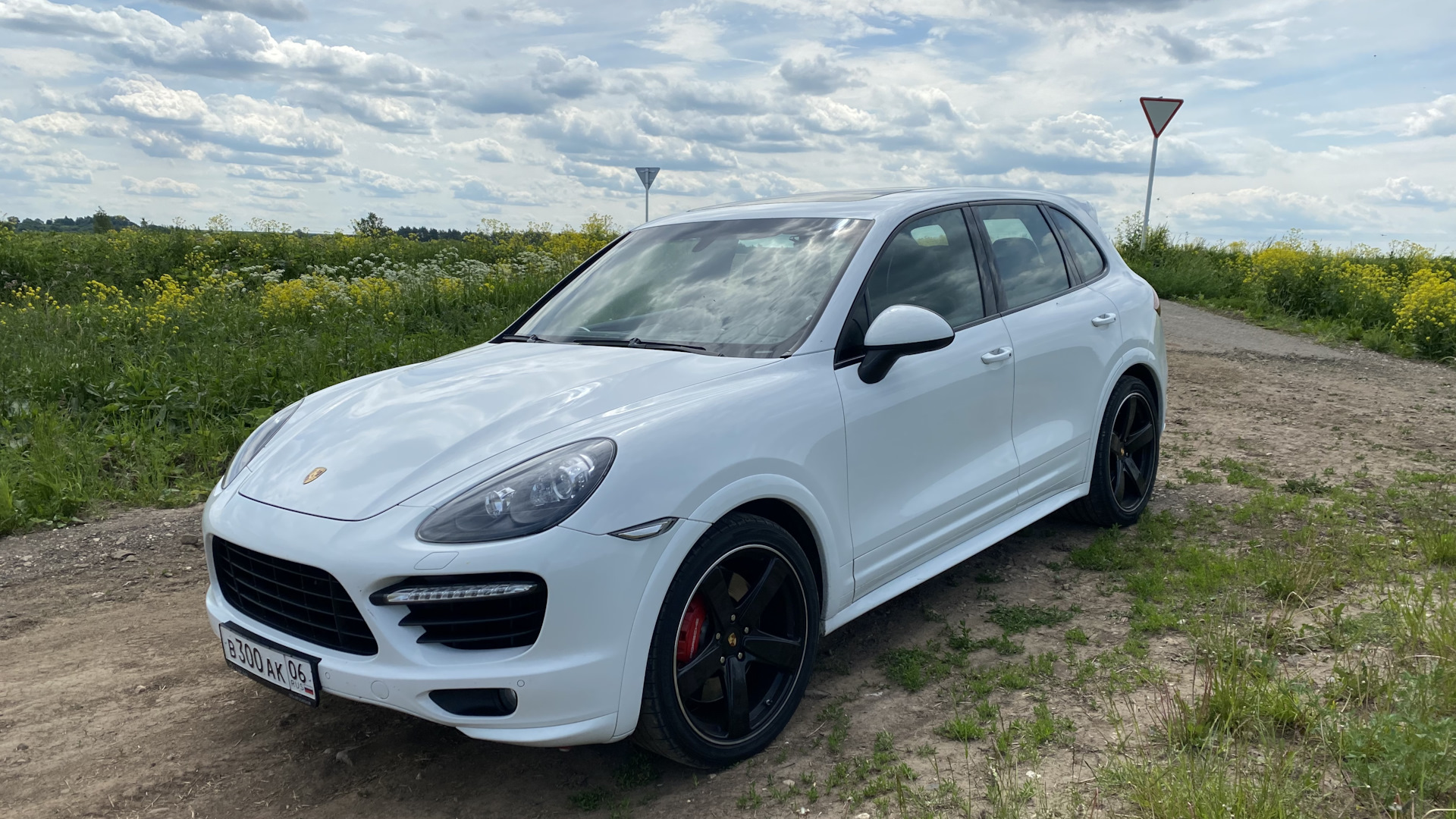 Порше кайен отзывы владельцев. Porsche Cayenne Turbo s пленка. Porsche Cayenne Turbo s 2023. Порш Кайен турбо с ветровиками.