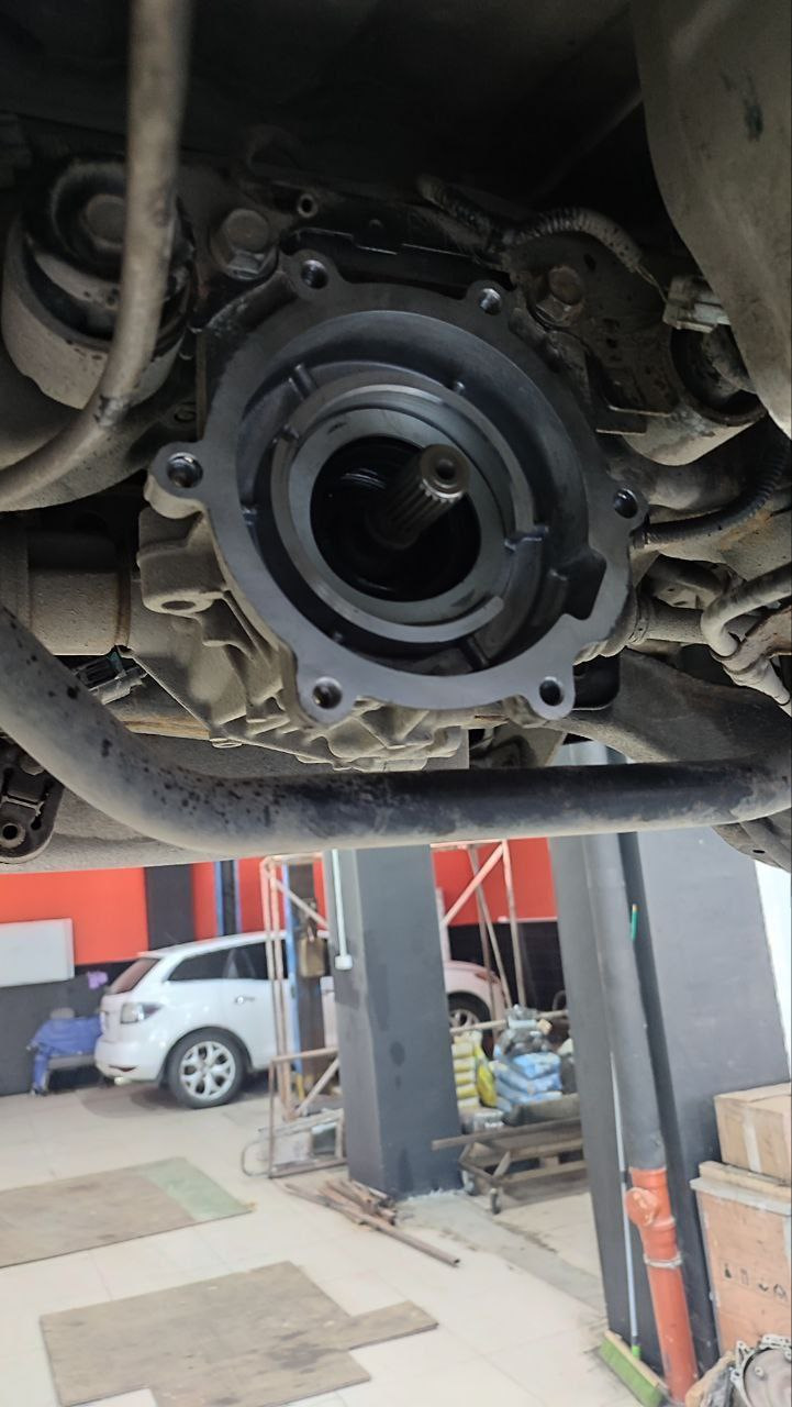 Корпус заднего редуктора. Вид: стоя спиной к ДВС — Nissan Pathfinder (4G)