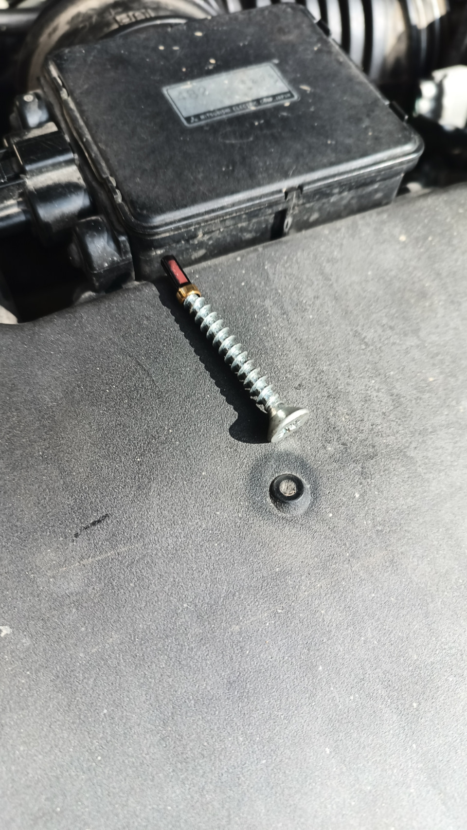 экстрактор для извлечения фильтра ТНВД — Mitsubishi Pajero (3G)