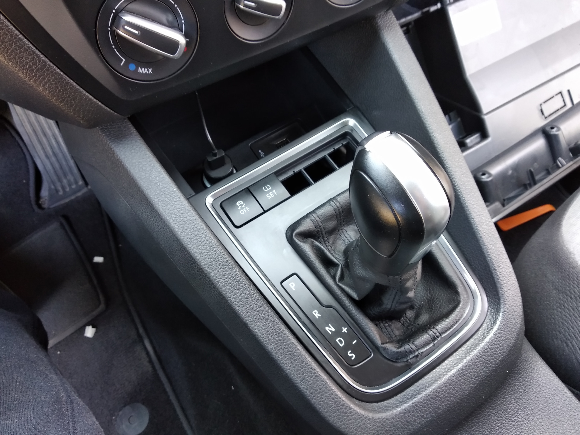 Volkswagen jetta автомат. Ручка АКПП Джетта 6. Кнопка ESP Volkswagen Jetta 6. Фольксваген Джетта 2017 коробка автомат. VW Jetta 6 ESP.