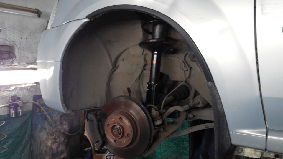 Замена передних амортизаторов — Renault Logan (1G), 1,6 л, 2007 года ...
