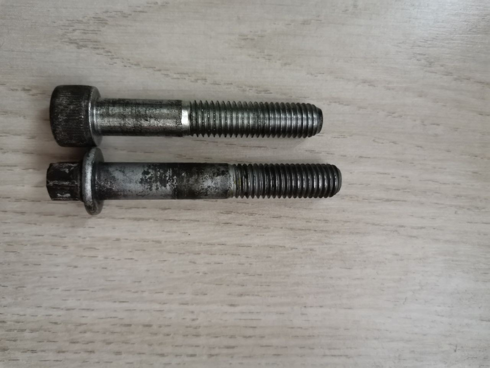 Верхний болт не штатный, шестигранник на 20. — BMW X5 (E53)