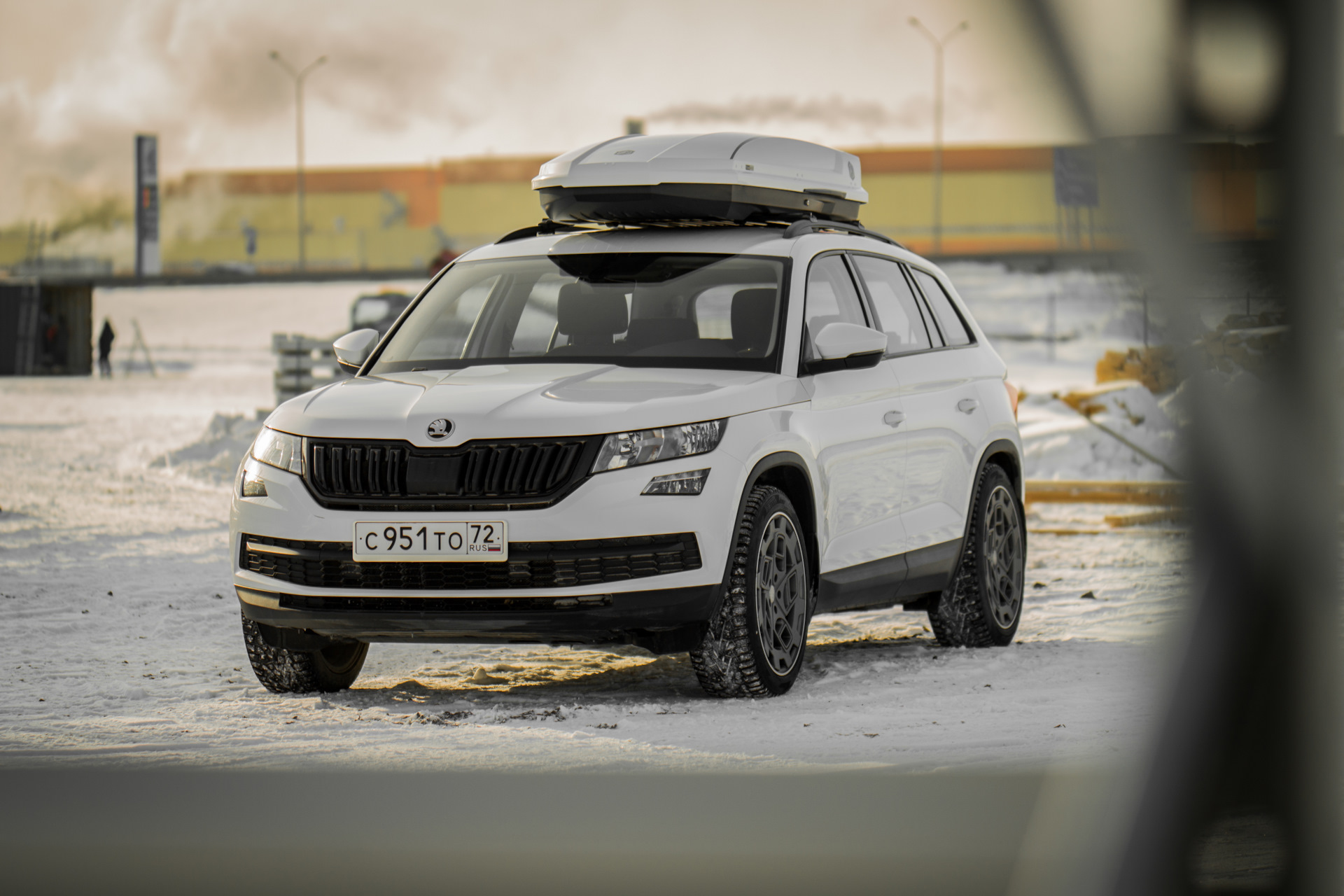 Skoda Kodiaq в салоне с бантом