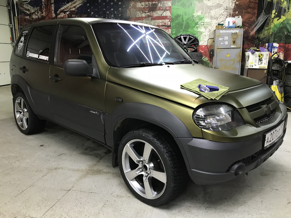 Chevrolet Niva хаки