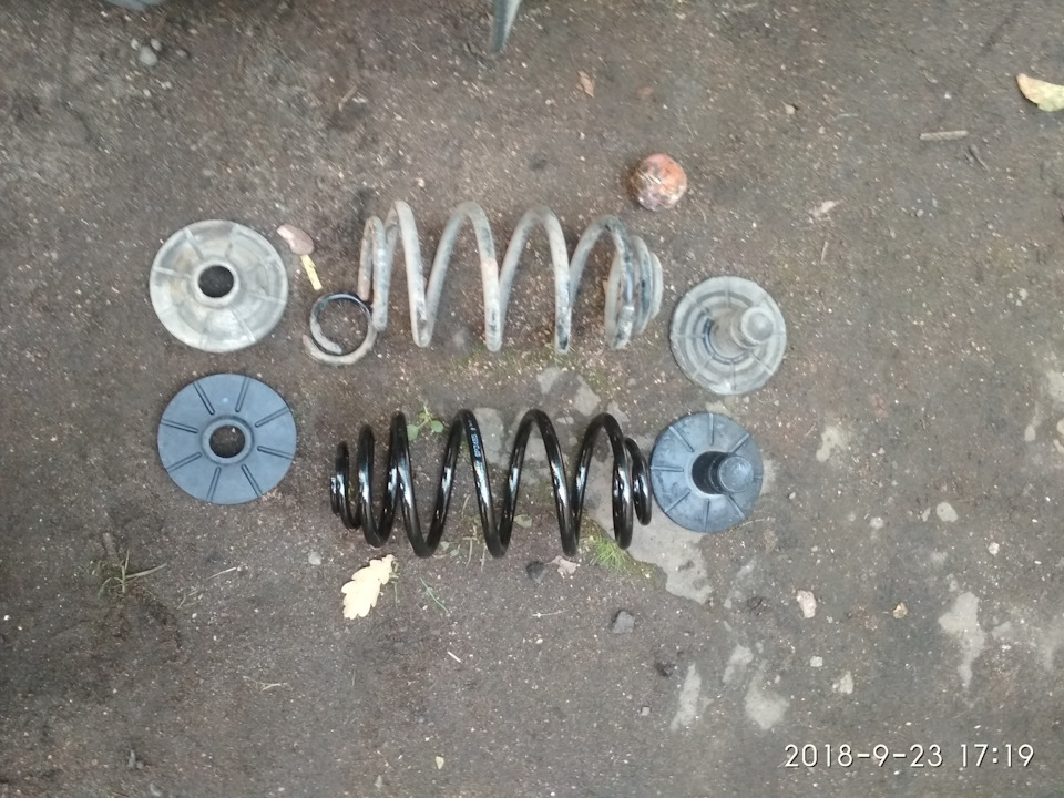 Левая пружина с отломанным витком. Походу я давно так ездил и ничего не замечал. — Opel Zafira B