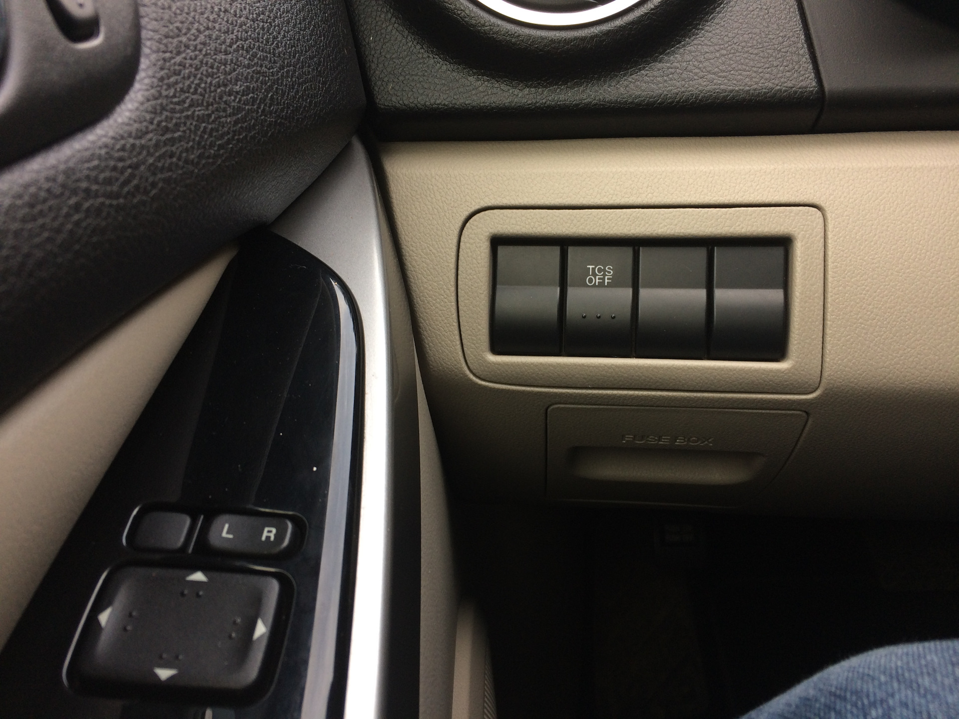 Складывание зеркал мазда сх 5. Кнопка 4wd Mazda cx7. Mazda CX-7 кнопки. Mazda cx7 кнопки приборные. Блок кнопок Мазда сх7.