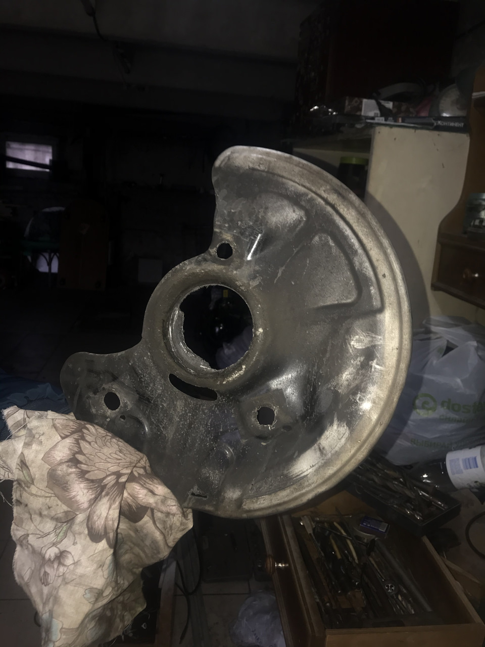 Замена датчика АБС переднего правого, и пыльника ! — Mercedes-Benz E ...