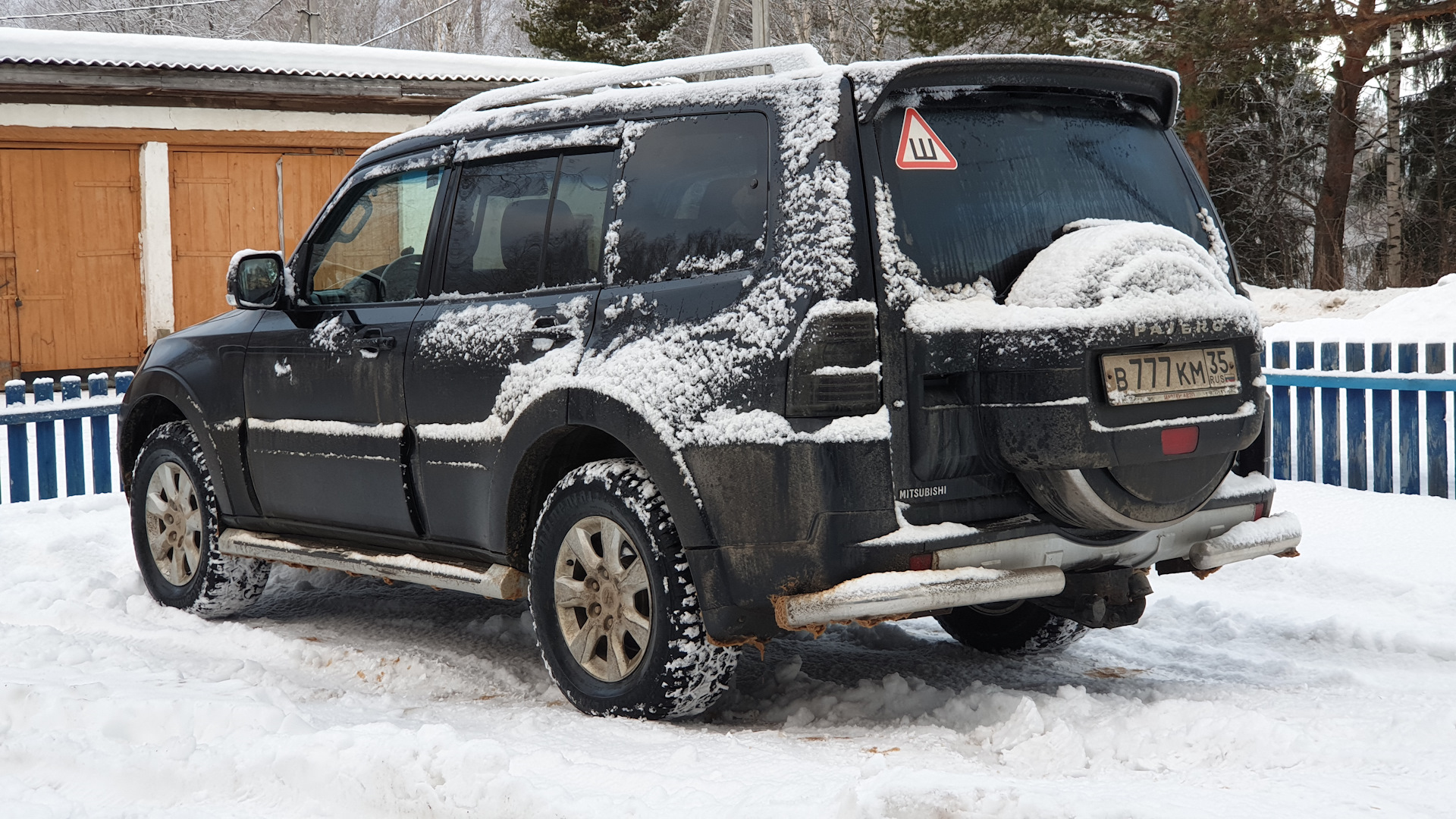 Паджеро 4 сравнение. Мицубиси Паджеро 4. Паджеро 4 в грязи. Mitsubishi Pajero 4 кузов. Mitsubishi Pajero IV 2015.