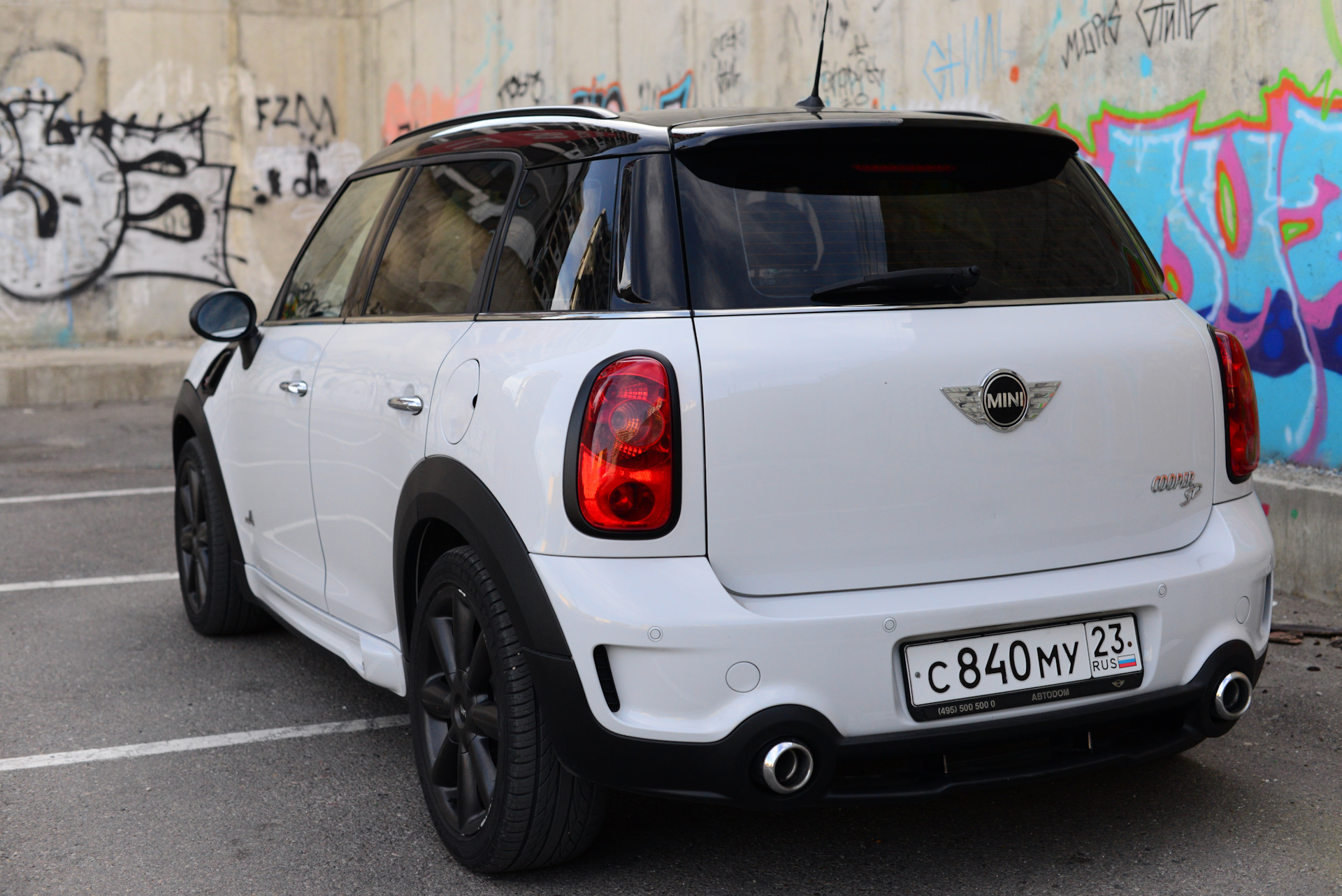 Владелец мини. Mini Countryman 2016 шильды кузова. Mini Countryman черные надписи. Задний шильдик мини Купер. Винил стиль дьявола на мини Кантримен.