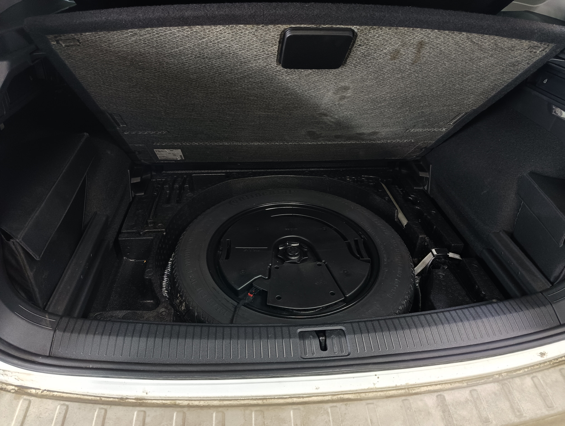 Сабвуфер Canton в запаску — Volkswagen Tiguan (2G), 2 л, 2017 года ...
