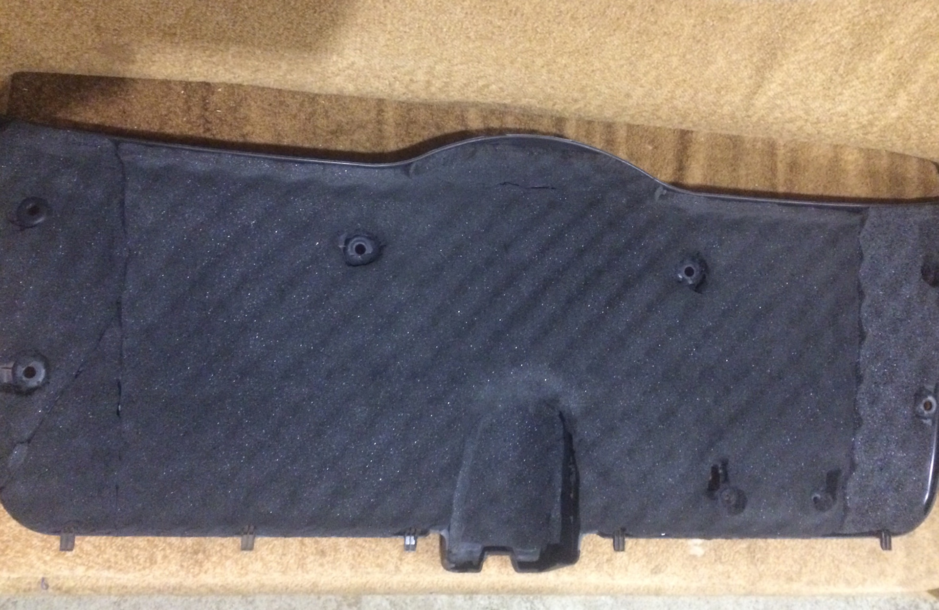 обшивка крышки багажника калина 2 универсал. обивка крышки багажника калина 1 седан. крепление обшивки багажника 1118. обшивка багажника калина 1 хэтчбек. обшивка багажника калина.