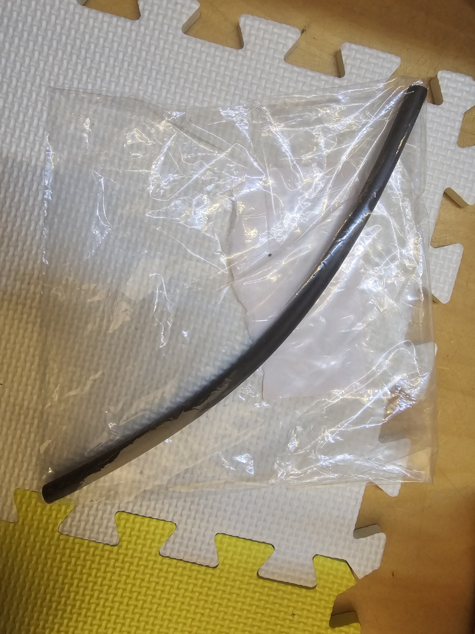 Патрубок вентиляции картерных газов (A0020940182) — Mercedes-Benz C-Class (W203). Запчасти на фото: A0020940182