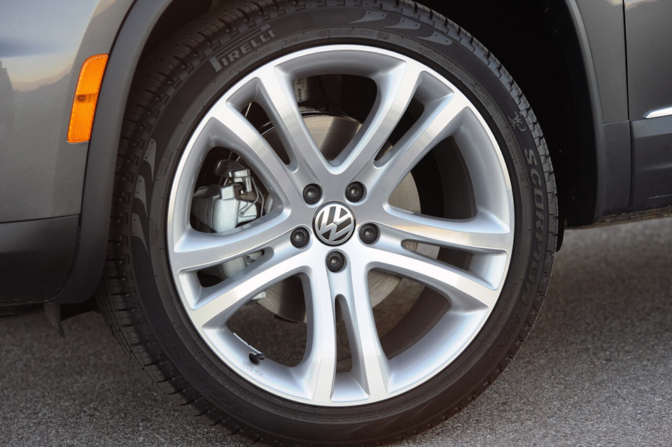 Volkswagen tiguan шины. Колеса Volkswagen Tiguan 2013. VW Tiguan 1 диски. Диски Фольксваген Тигуан 17. Колеса Tiguan 1.