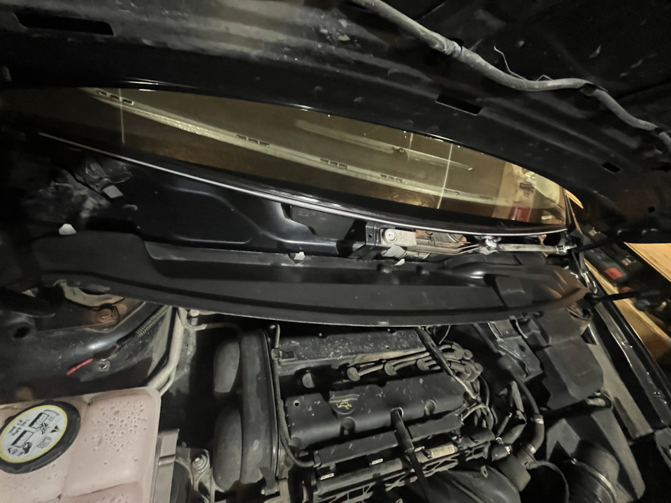 Замена молдинга(уплотнителя) лобового стекла — Ford Focus Sedan II, 1,6 ...