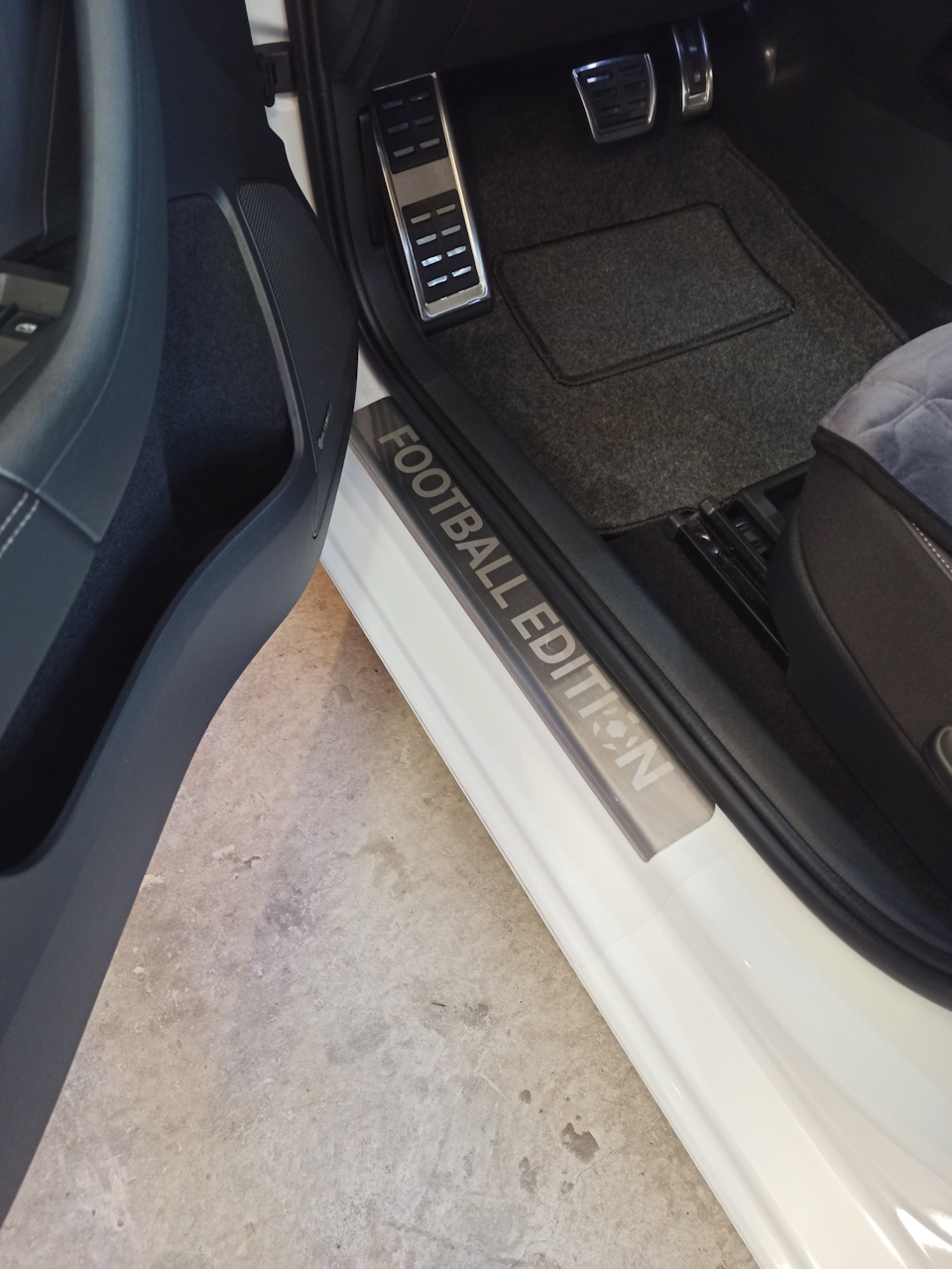 Накладки на пороги — Volkswagen Polo liftback, 1,4 л, 2020 года ...