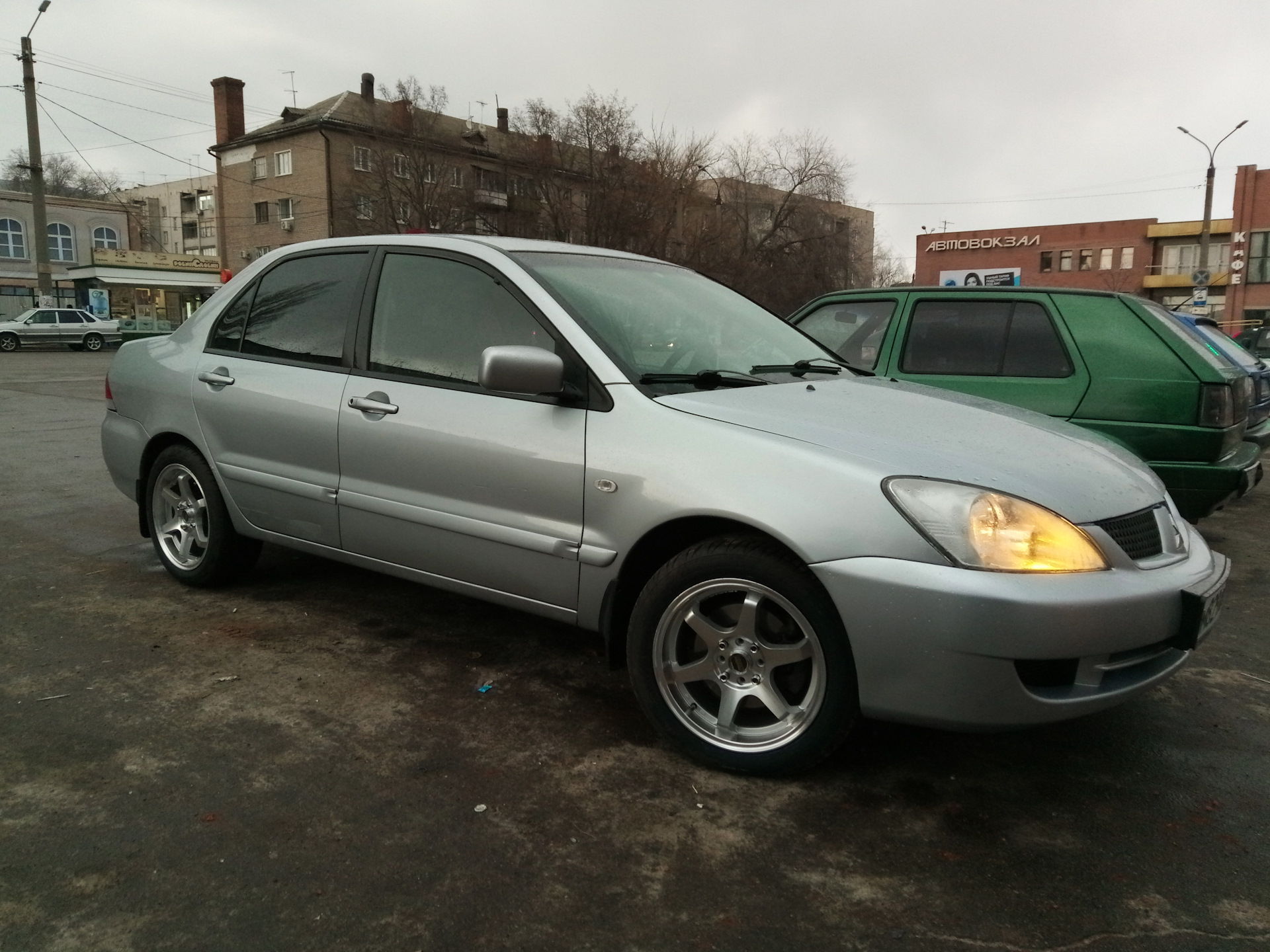 Mitsubishi Lancer 9 r16