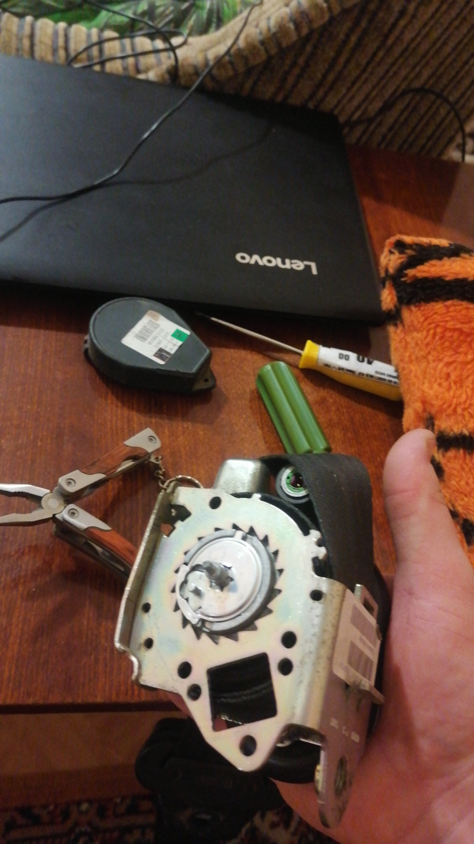 Ремень безопасности заклинило. — Lada Приора хэтчбек, 1,6 л, 2008 года ...