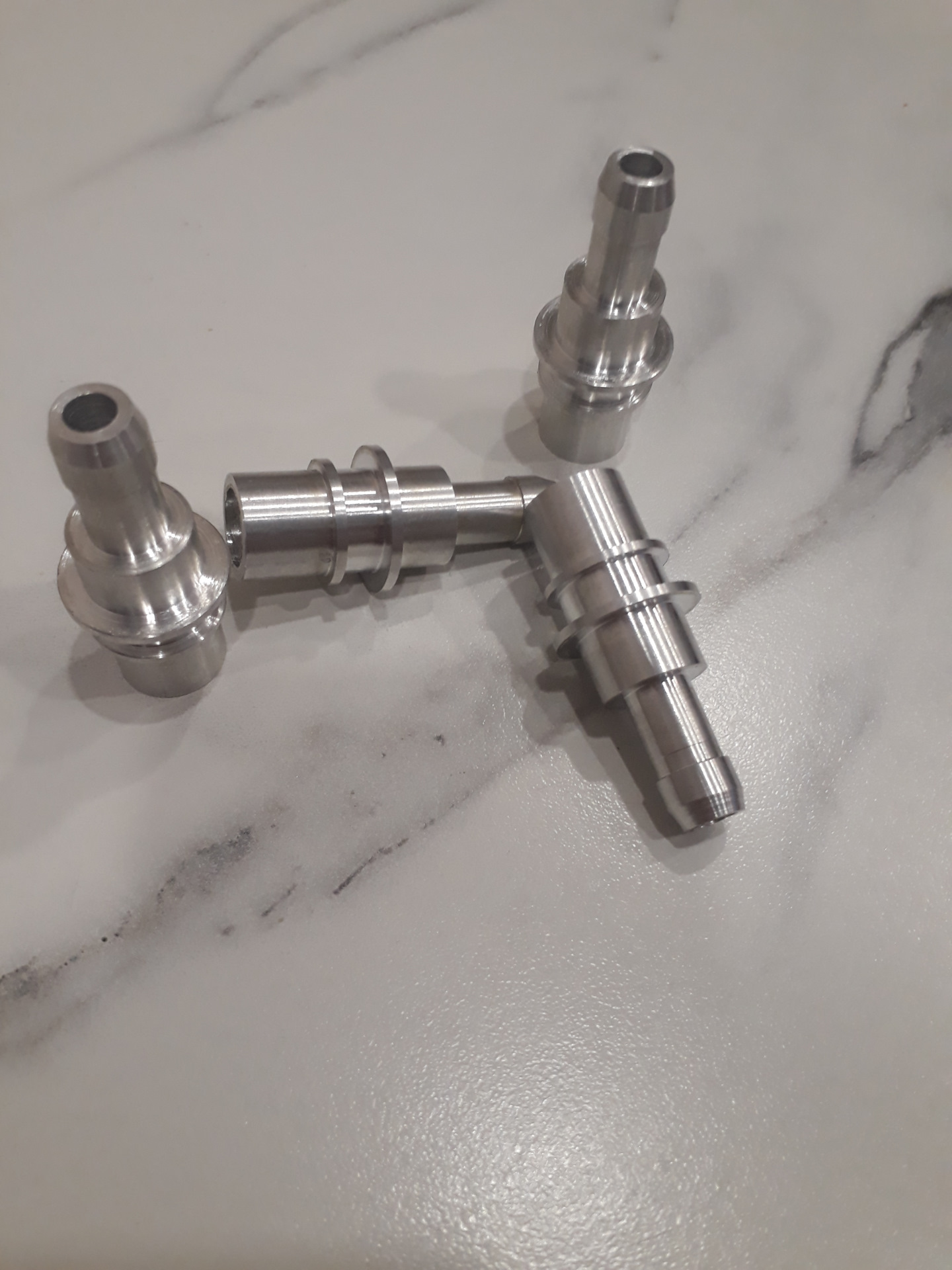 штуцер охлаждения. штуцер трубки охлаждения масла акпп— 19210848. штуцер трубки акпп додж караван. штуцер системы охлаждения stels 500gt. штуцер охлаждения.